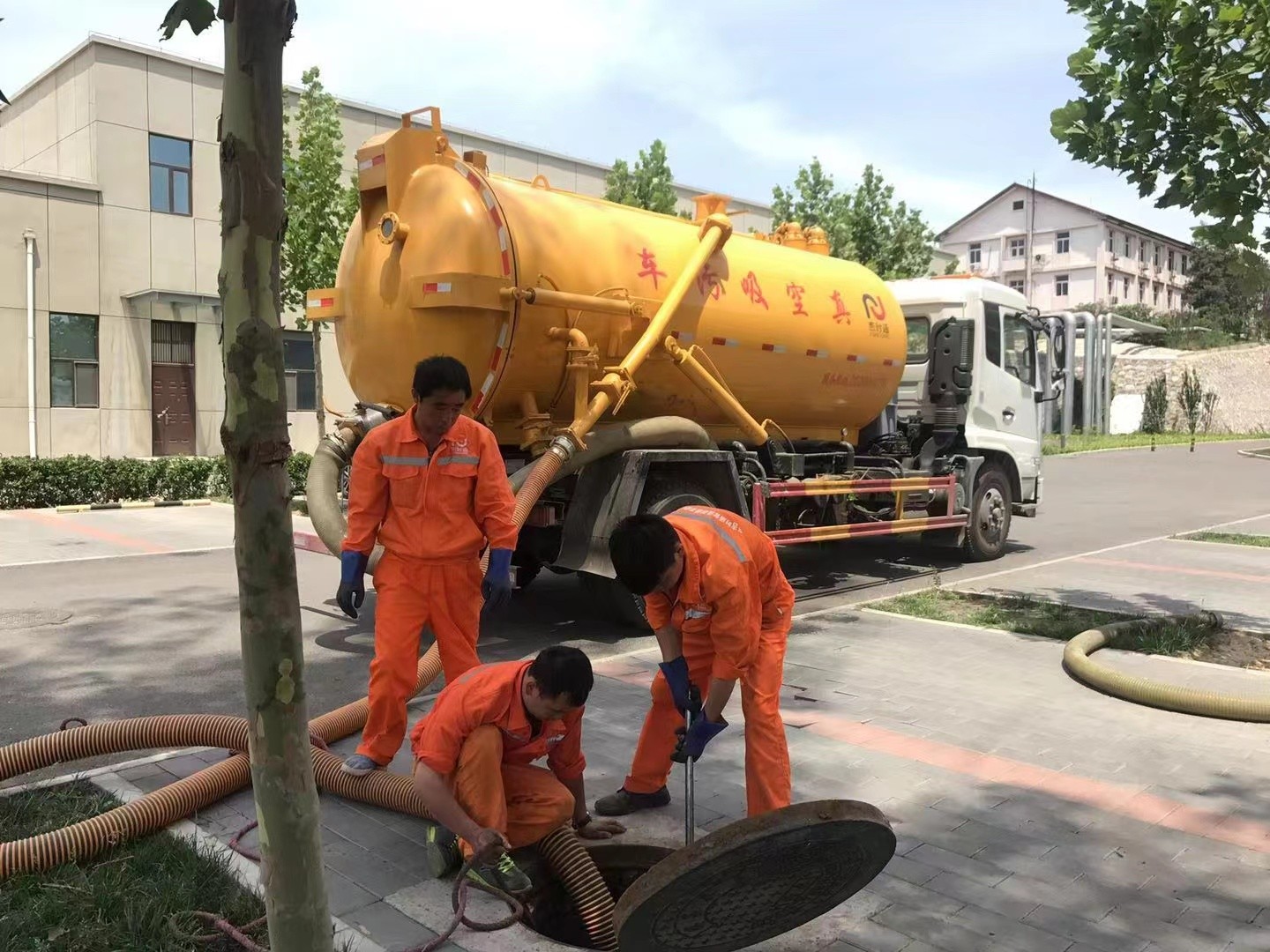 马湾镇化粪池清理与5-8吨吸粪车施工效率分析